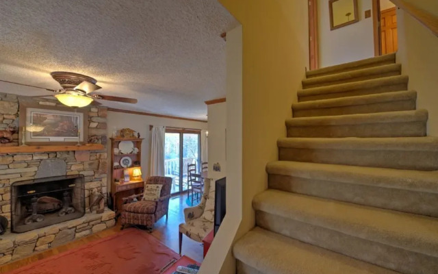 Lilly's Mountain Getaway - 4 Br Home