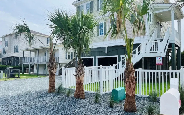 R & R By The Sea 4 Bedroom Home by RedAwning