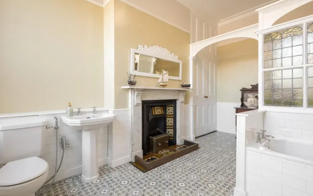Host Stay Chatsworth Townhouse II