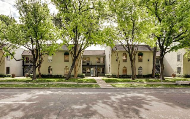 Serene Dallas Condo w/ Pool - Walkable Location!