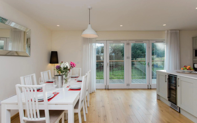 4 bed detached house - Freshwater