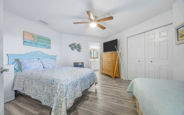 Treetop Beach Condo Sleeps 7!