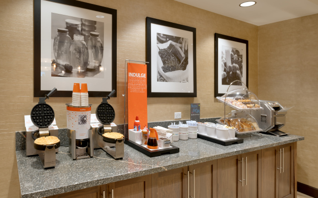 Hampton Inn & Suites Teaneck Glenpointe