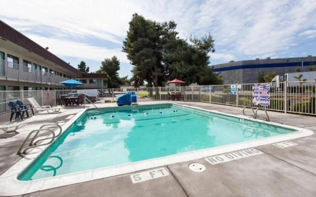 Super 8 by Wyndham Turlock