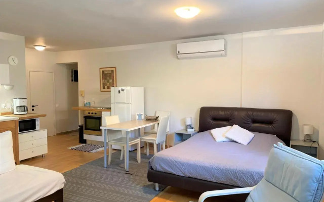 Bright, Cosy Studio close to Glyfada Beach & Center