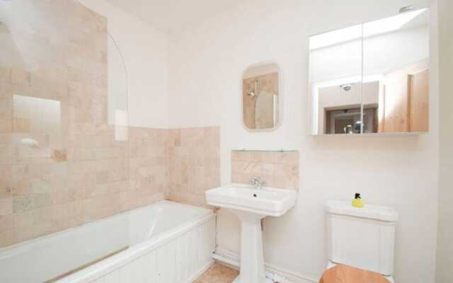 3 Bedroom House In Bath With Garden