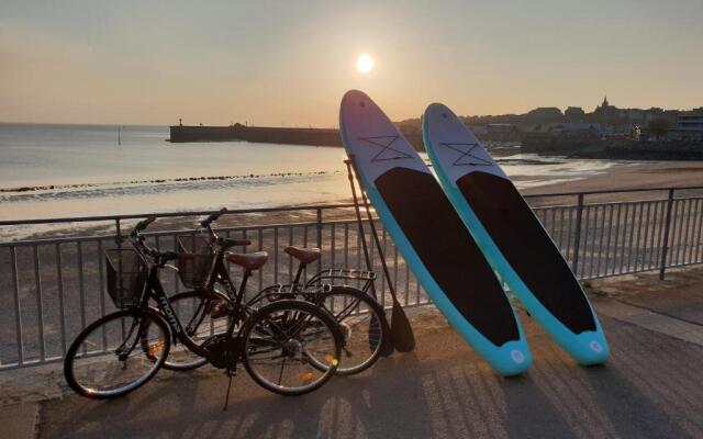 Les pieds dans l'eau accès direct à la plage !