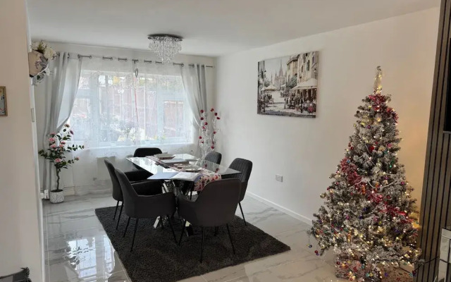 Modern 3-bed Hideaway Near Westgate With Parking
