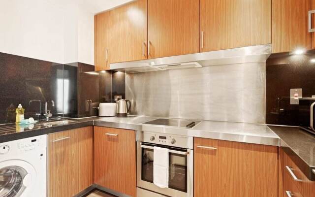 Lovely 1bed W/balcony on the River Thames