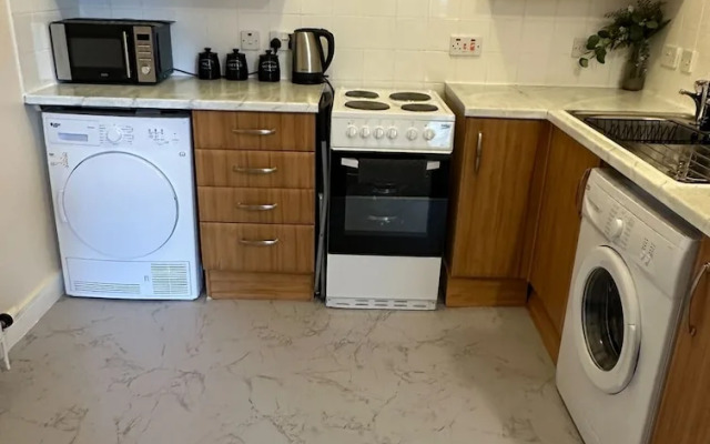 Central Glasgow Apartment - Sleeps 2 & Kitchen