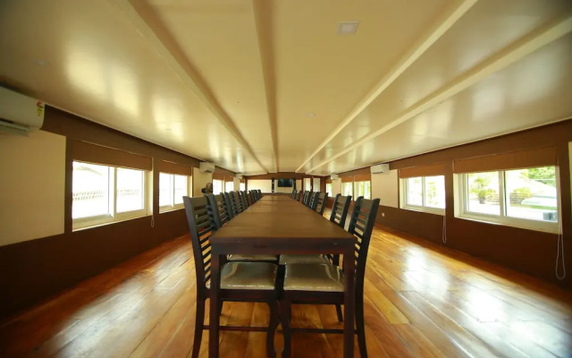 OYO 13525 HouseBoat My Trip Deluxe 3 BHK Private