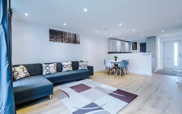 Stunning 3-bed House in Salford