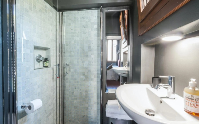 Stylish Renovated Apartment In The Heart Of The City