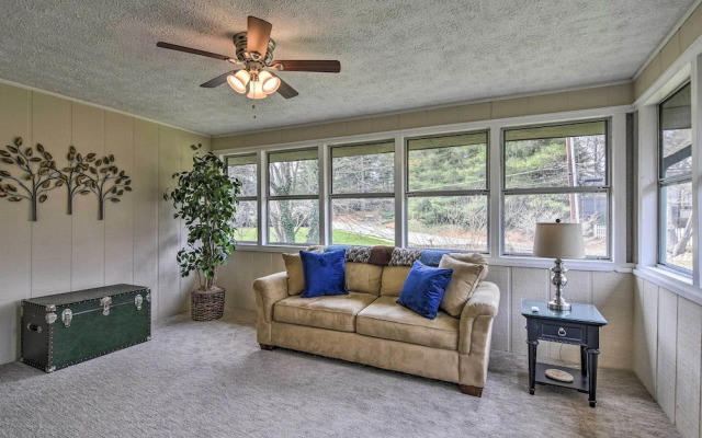 Condo w/ Sunroom, Near Downtown Hendersonville!