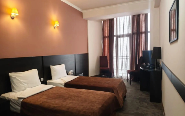 C - Hotel (С - Отель)