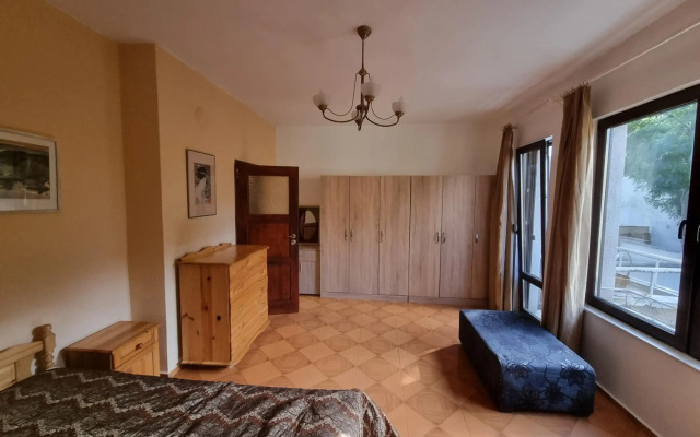 Tsar Simeon, 2 bedroom, living room and fireplace