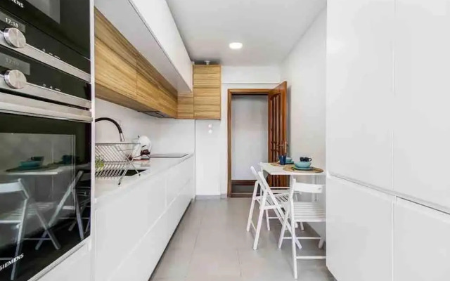 Bright Flat by Carcavelos Beach With Fast Wi-fi