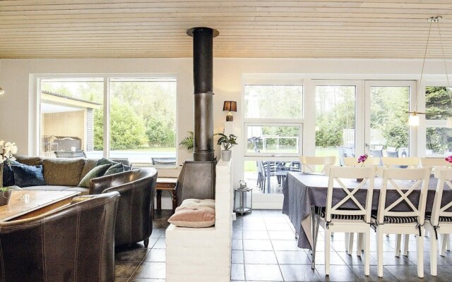 10 Person Holiday Home in Vaeggerlose