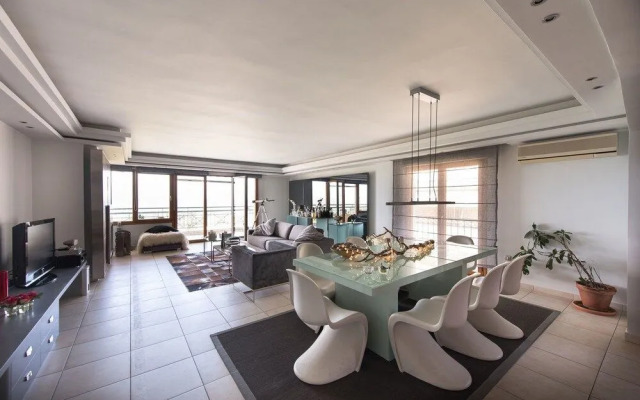 Cosmopolitan Maison