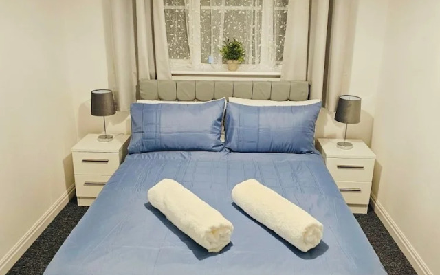 Stylish 3 Bed Home Parking City centre