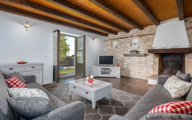 Beautiful Villa With Swimming Pool and Fenced Garden
