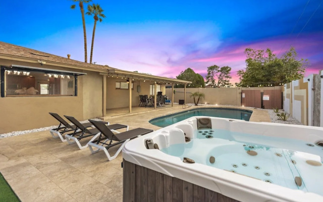 OldTown Lux 4BR/3BA HeatedPool+HotTub+GameRoom/14 by RedAwning