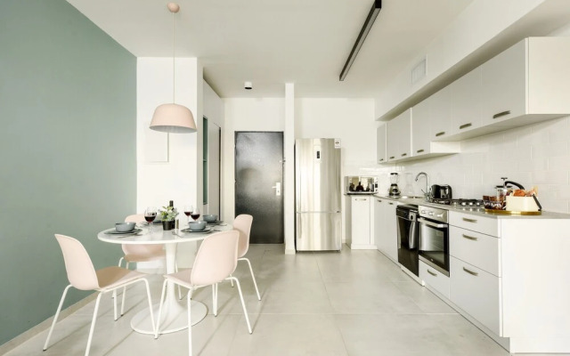 Stylish with Balcony Viewing Rothschild