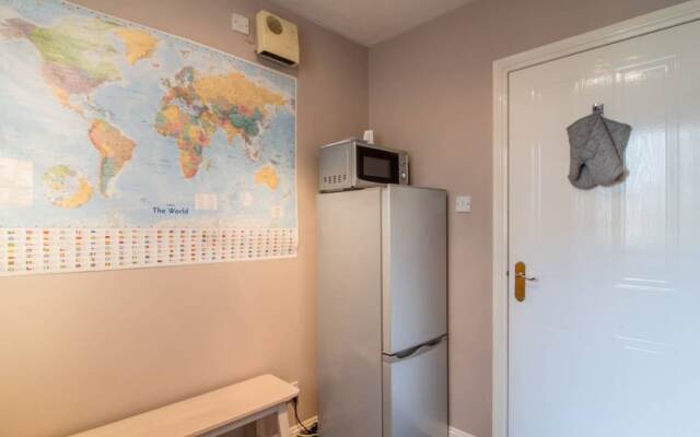 Spacious Canal side Apartment With Free Parking