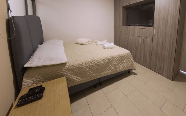 Ventiuna Hotel & Hostel