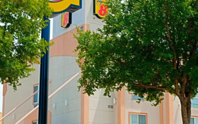 Super 8 by Wyndham Irving/DFW Apt/North