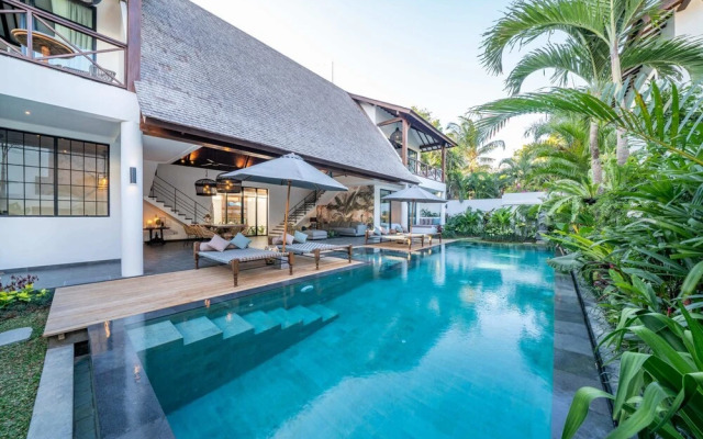 Exclusive Villas Complex, 8 BR, Canggu With Staff