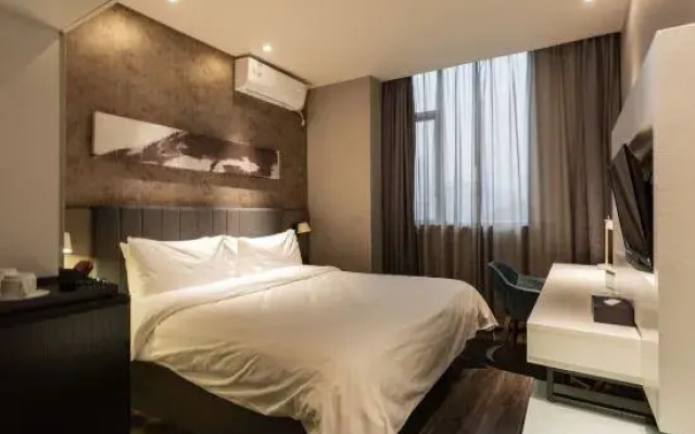 Ease Hotel (Wuhan Zhongshan Avenue Hanzheng Street Metro Station)