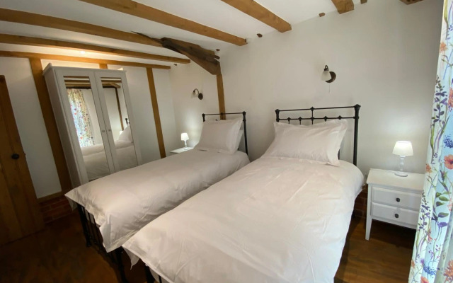 Brundish, Suffolk Barn, 2 Bed Idyllic 6 Acres