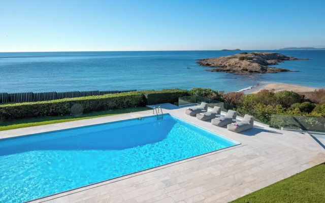 Paradise Beachfront Villa Athenian