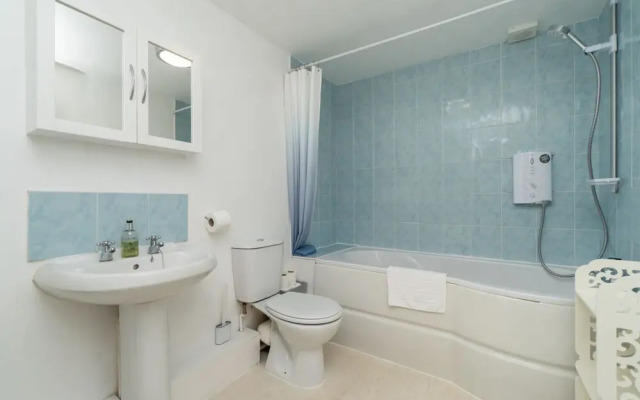 Spacious 2 Bed Southville Flat Near Harbourside