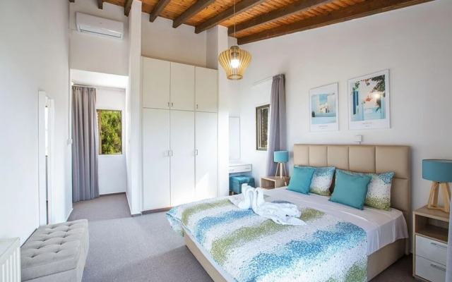 Villa Rosie AQ Anm03