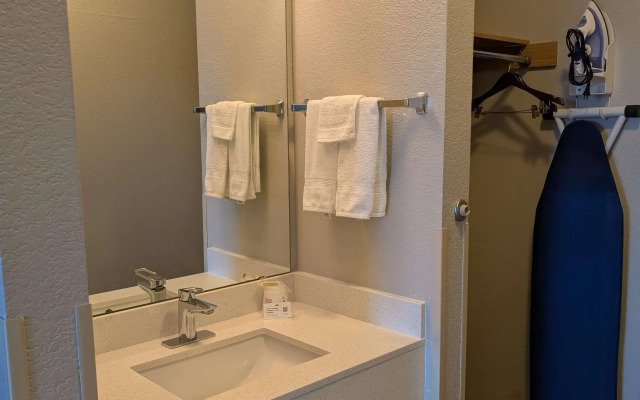 Days Inn & Suites by Wyndham Castle Rock