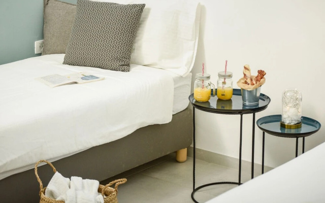 Stylish with Balcony Viewing Rothschild