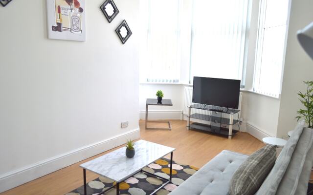 Beautiful Two-bed Apartment With Driveway Parking