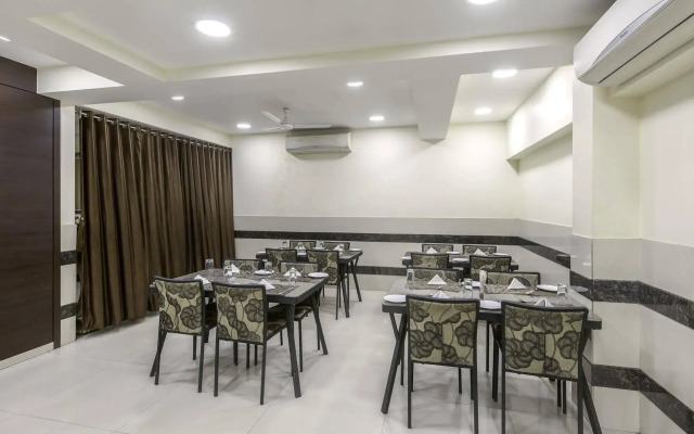 OYO 16703 Hotel The Platinum