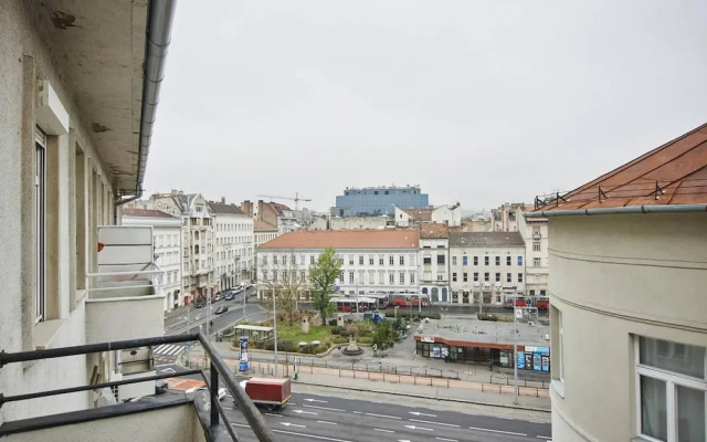 Spacious 1 Bed Basilica Apartment - With Balcony