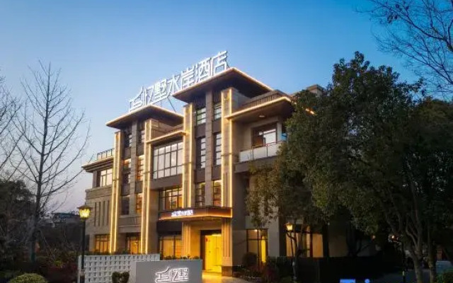 Yishu Waterfront Hotel