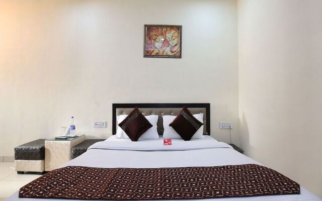 OYO 9323 Hotel Sidana Solitaires