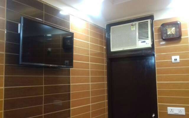 Posh, Nice Foreigner Area Lajpat Ngar Luxury Room