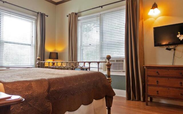 Cinnamon Bear Creekside Inn