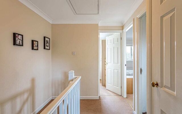 Beautiful 3 Bed House W Patio 10 Mins to Excel
