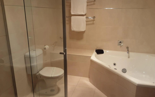 Adelphi Apartment 2- Poolside or Apartment 2A- King Studio