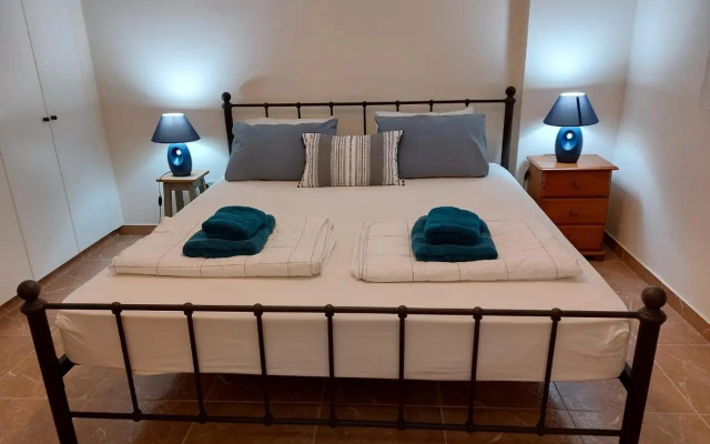 Queens Gardens suite by the sea, pool and mall
