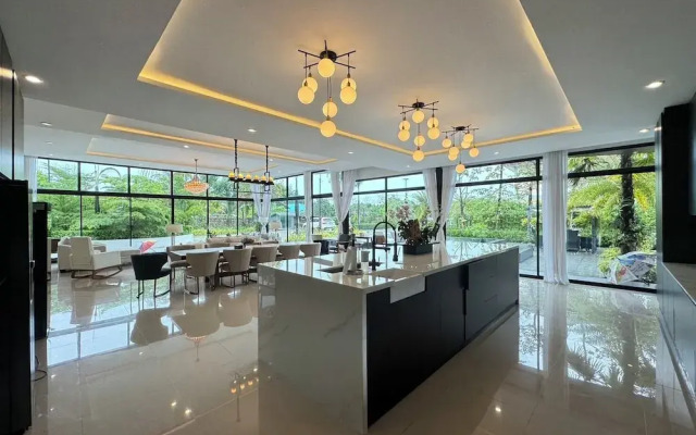 Huge Pool Villa with Private Lake