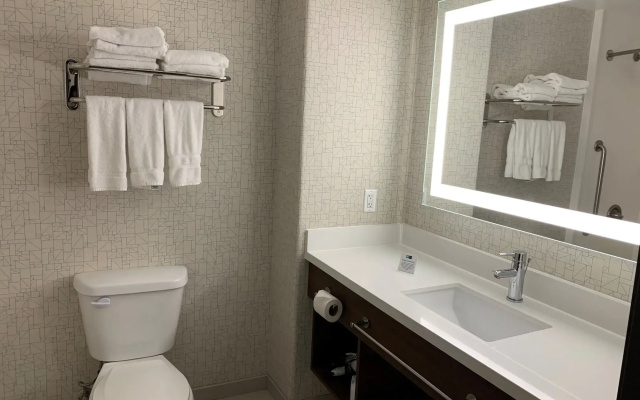 Holiday Inn Express & Suites Woodland Hills by IHG